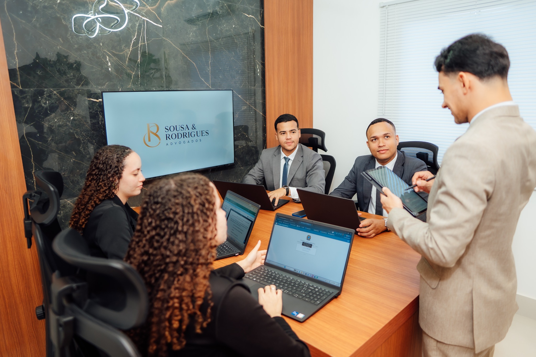 Equipe Sousa e Rodrigues reunida para análise de casos